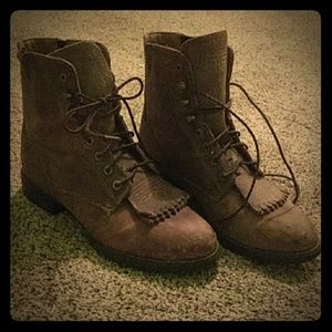 Ariat Boots size 8. ONLY WORN ONCE.